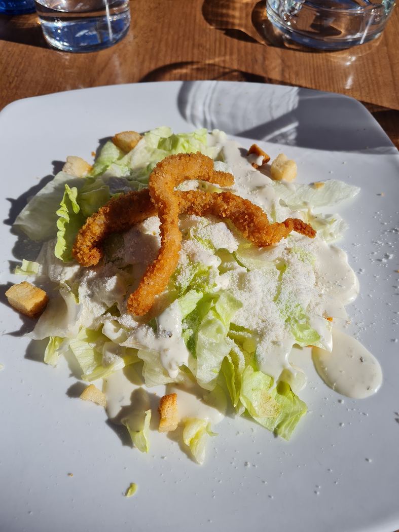 Plato de croquetas caseras de jamón, doradas y crujientes, listas para compartir.